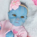 Vysoce detailní silikonová panenka s modrou kůží, viditelnými žilkami a realistickými rysy k sběratelství.