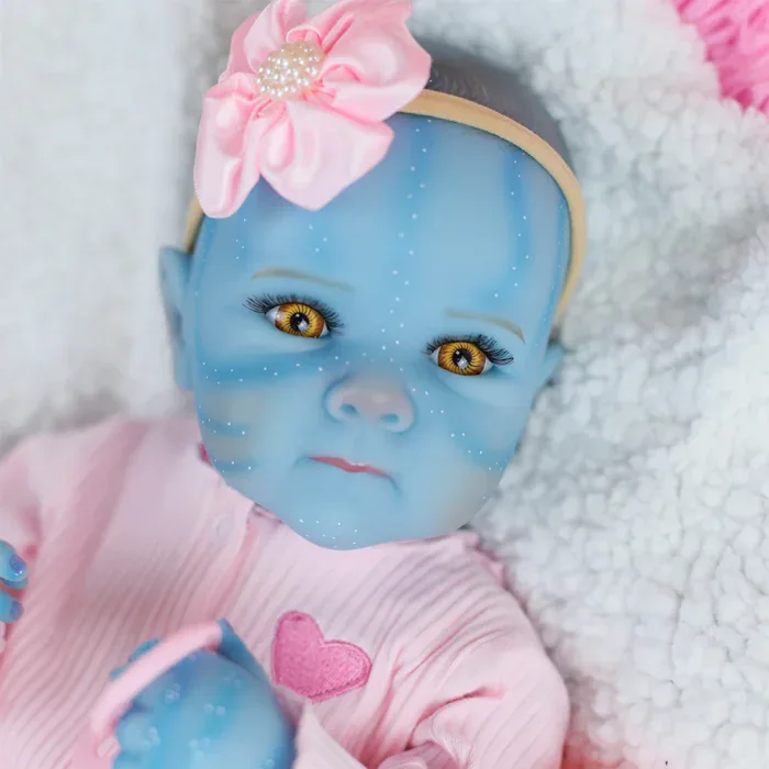 Vysoce detailní silikonová panenka s modrou kůží, viditelnými žilkami a realistickými rysy k sběratelství.