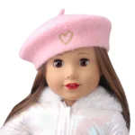 Růžový baret s ozdobou ve tvaru srdce, ideální pro 45cm reborn panenky.