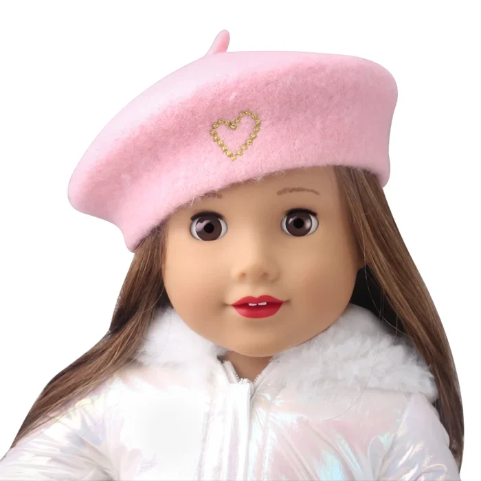 Růžový baret s ozdobou ve tvaru srdce, ideální pro 45cm reborn panenky.