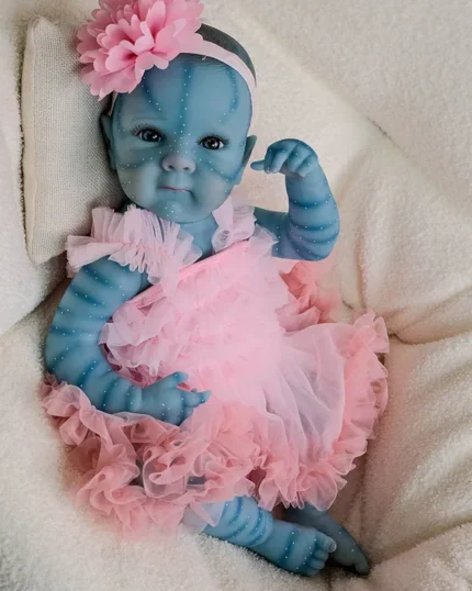 Realistická silikonová reborn panenka holčička o velikosti 48 cm s ručně malovaným 3D odstínem pleti.