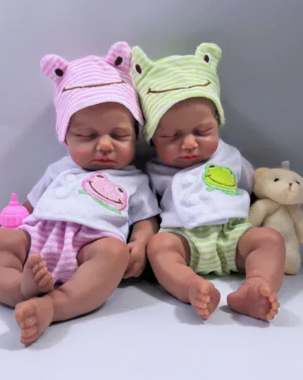 Reborn panenky Baby s žabími čepičkami a plyšovou hračkou, realističtí silikonoví miminka.