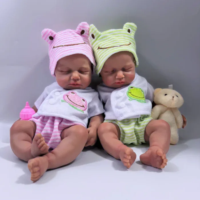 Reborn panenky Baby s žabími čepičkami a plyšovou hračkou, realističtí silikonoví miminka.