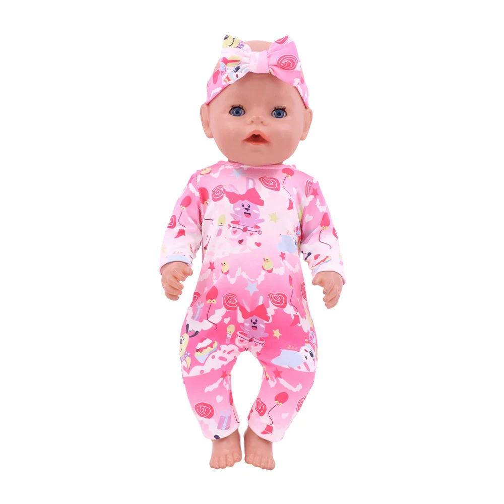 Oblečení a doplňky Reborn pro 18palcové panenky miminek 50 ks Znovuzrozená panenka oblečená v růžovém pyžamu s jednorožcem a čelenkou, ideální pro panenky miminka o velikosti 45 cm.