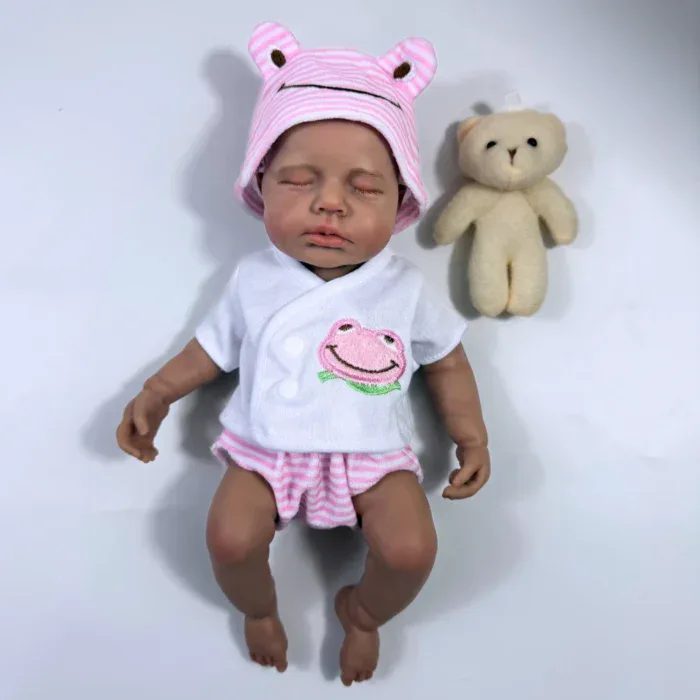 Reborn panenka s růžovou čepicí a plyšovým medvídkem, realistické měkké silikonové tělo, perfektní vánoční dárek.