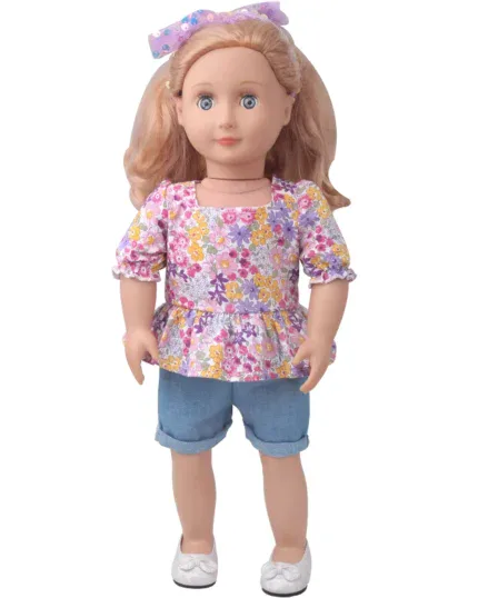 Znovuzrozená panenka v květinovém topu a džíových kraťasech, ideální pro panenky o velikosti 45 cm.