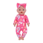 Roztomilá znovuzrozená panenka v růžovém overalu s motivem jednorožce a sladěné čelence. Ideální pro miminko vysoké 45 cm.