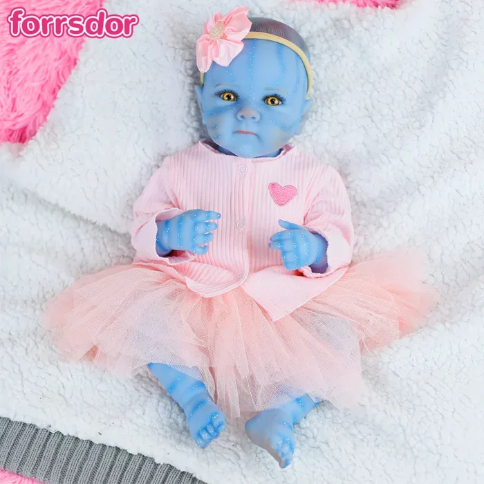 Znovuzrozená panenka s realistickou modrou kůží, měkkým silikonem a detailně viditelnými žilkami, perfektní.