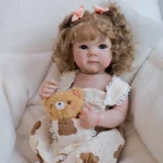 Znovuzrozená panenka s realistickými rysy, vroubkovanými vlasy a detailní 3D kůží pro realistické hraní a zábavu.