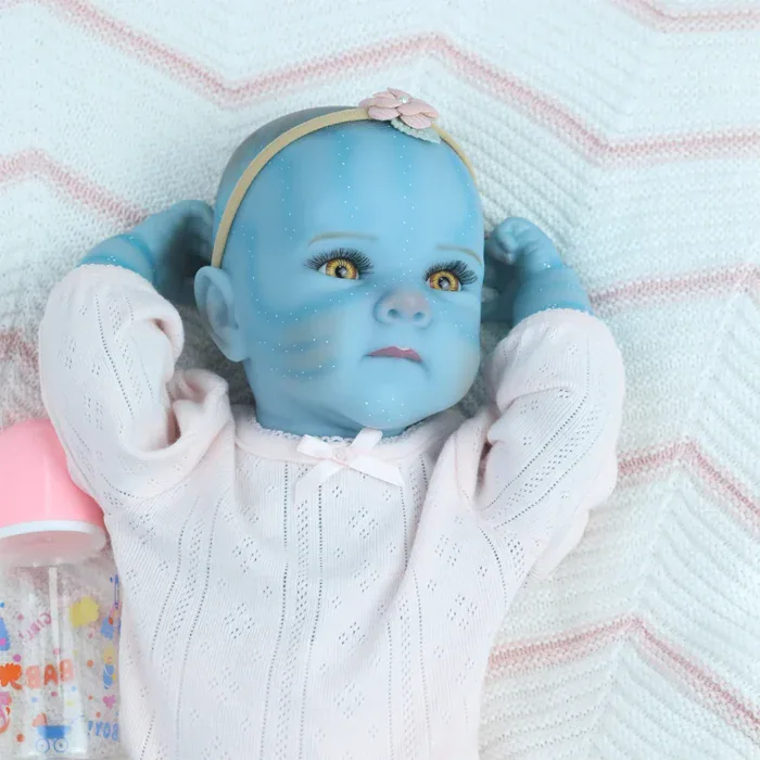 Znovuzrozená panenka s realistickými rysy, měkký silikon, viditelné žilky, ideální pro holčičky.
