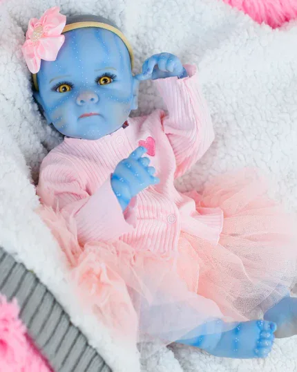 Vysoce detailní silikonová reborn panenka s viditelnými žilkami, jemnou pokožkou a realistickými rysy.