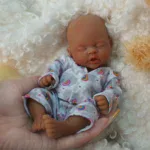 Rozkošná 7palcová silikonová mini reborn panenka, která představuje černošské předčasně narozené dítě jménem Owen. Ideální pro...