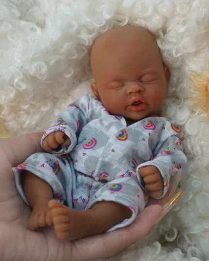 Rozkošná 7palcová silikonová mini reborn panenka, která představuje černošské předčasně narozené dítě jménem Owen. Ideální pro...