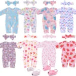 Roztomilé oblečky pro reborn panenky s mašlemi a doplňky pro 18palcové panenky.