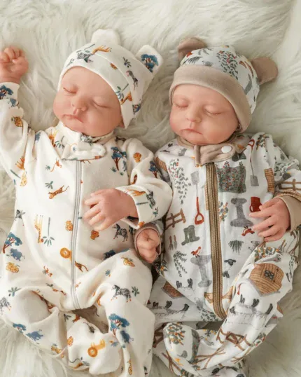 Znovuzrozená dvojčata oblečená v rozkošných pyžamech s čepičkami, s realistickými rysy a měkkými látkami.