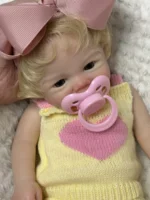 Atdzimusi lelle ar sakņotiem matiem, atvērtu muti un reālistiskām iezīmēm, ideāli piemērota kolekcionāriem un bērniem.