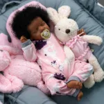 Reborn silikonska vinilna lutka beba s tamnom kožom, djevojčica, spava, ukorijenjena kosa, realistične crte lica, performirana.