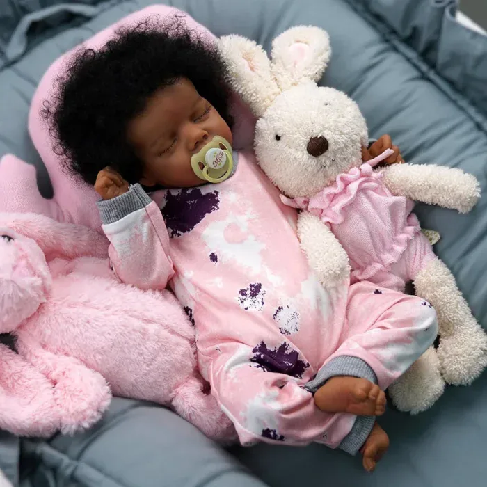 Reborn silikonska vinilna lutka beba s tamnom kožom, djevojčica, spava, ukorijenjena kosa, realistične crte lica, performirana.