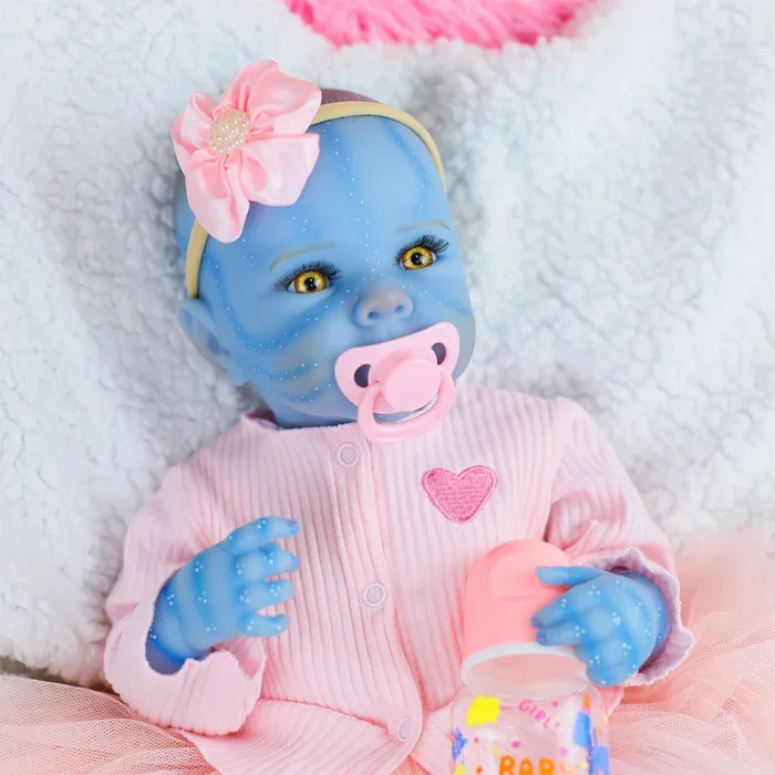 Realistická 45cm silikonová panenka reborn pro dívky a sběratele.