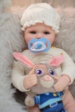 Mini silikonová reborn panenka s realistickými rysy a hebkou kůží.