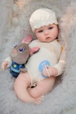 Realistická silikonová reborn panenka pro sběratele a děti.