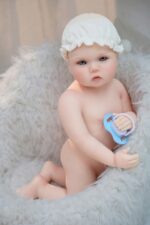 Silikonová panenka Reborn s realistickými rysy, ideální pro sběratele a děti.