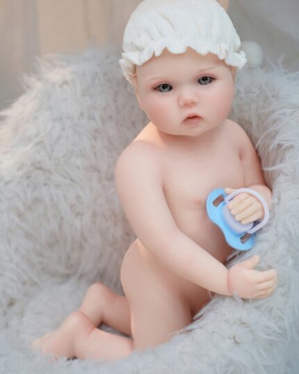 Silikonová panenka Reborn s realistickými rysy, ideální pro sběratele a děti.