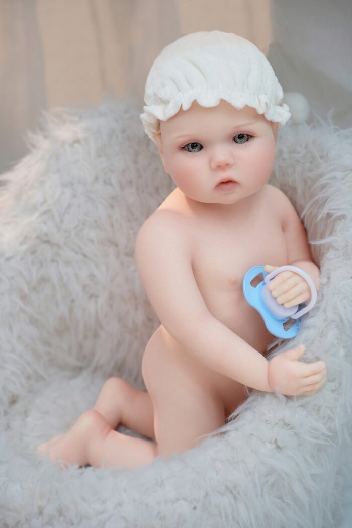 Silikonová panenka Reborn s realistickými rysy, ideální pro sběratele a děti.