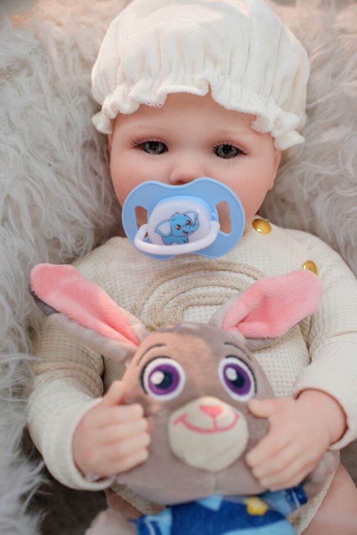 Mini silikonová reborn panenka s dudlíkem.
