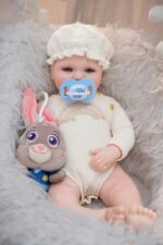 Rozkošná mini silikonová reborn panenka Evan s realistickými rysy a hebkou kůží, ideální pro sběratele.