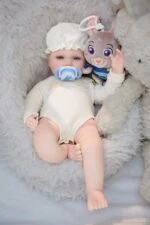 Mini silikonová reborn panenka s dudlíkem a hračkou králíčkem.