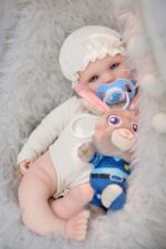 Silikonová panenka Reborn s realistickými rysy, modrýma očima a měkkým oblečením. Ideální pro sběratele.