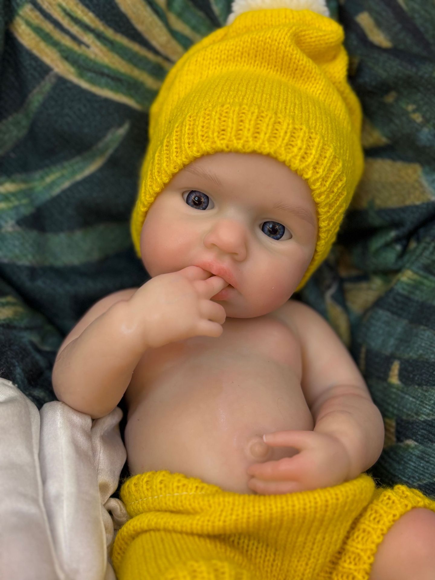 Poupée reborn portable en silicone de 33 cm, jouet 24 Poupée reborn aux traits réalistes, portant un bonnet jaune tricoté et un pull assorti, parfaite pour….