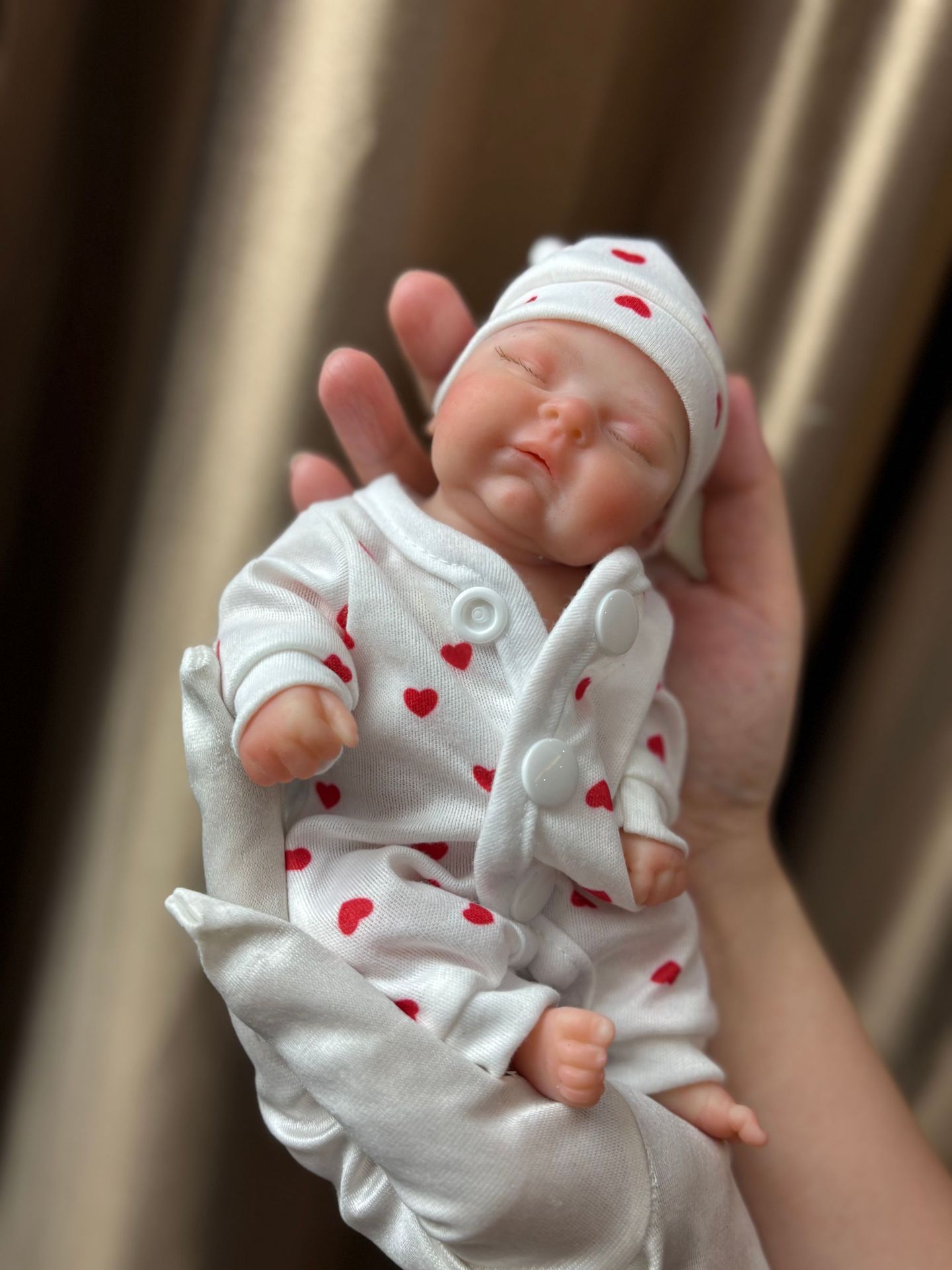 20CM realistična 3D oslikana Reborn lutka 9 Realistična reborn lutka od 20 cm s 3D oslikanim detaljima za kolekcionare i entuzijaste.