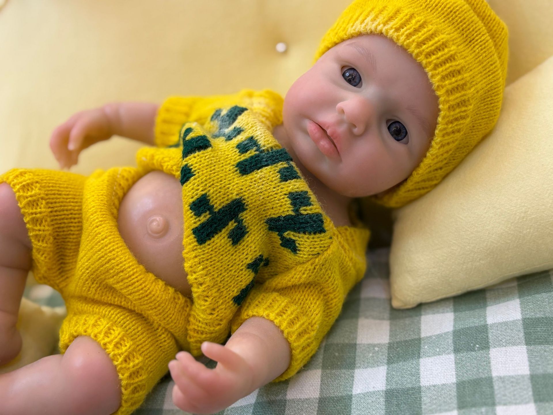 Poupée reborn portable en silicone de 33 cm, jouet 25 Poupée bébé reborn en silicone aux traits réalistes, vêtue d'un tricot jaune, parfaite pour les collectionneurs.