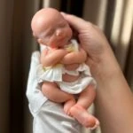 Păpușă reborn adorabilă, fetiță cheală, de 20 cm, perfectă pentru colecționari și copii. Realizată manual cu...