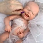 Poupée reborn réaliste en silicone, pleurant, pour collectionneurs et enfants. Fabriquée à la main avec des détails soignés.