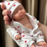 Realistična Reborn lutka od 20 cm s 3D oslikanim crtama lica.