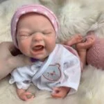 Poupée reborn réaliste en silicone qui pleure, pour collectionneurs et enfants.