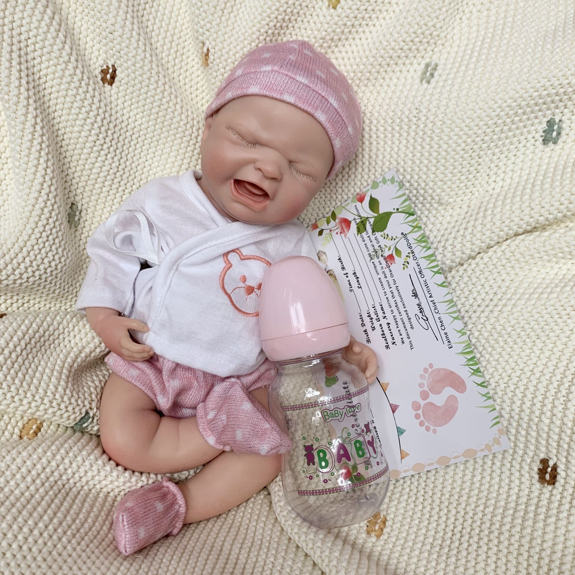 Poupée reborn en silicone de 33 cm (13 pouces) qui pleure Poupée reborn en silicone qui pleure en tenant un biberon, traits réalistes, parfaite pour les collectionneurs et les enfants.