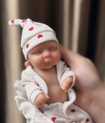 Realistična reborn lutka od 20 cm s detaljnim 3D oslikavanjem i mekim crtama lica.