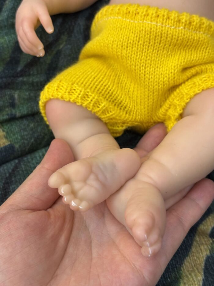 Pieds de poupée reborn en silicone, réalistes et extensibles, parfaits pour les collectionneurs et les enfants.