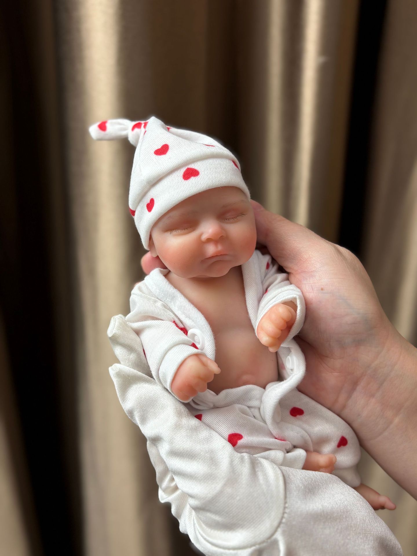 20CM realistična 3D oslikana Reborn lutka 8 Realistična reborn lutka od 20 cm s detaljnim 3D oslikavanjem, savršena za kolekcionare i djecu.