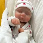 Realistična reborn lutka od 20 cm s 3D oslikanim crtama lica, savršena za kolekcionare i djecu.