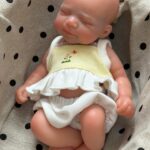 Adorable poupée reborn de 20 cm, bébé fille chauve, idéale pour les collectionneurs et les enfants. Fabriquée à la main avec des matériaux de qualité supérieure.