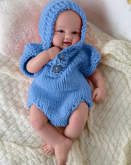 Atdzimuša lelle ar reālistisku ādas pieskārienu, 17,3 collas, svars 2,4 kg, tērpta zilā adītā kapučjakā.