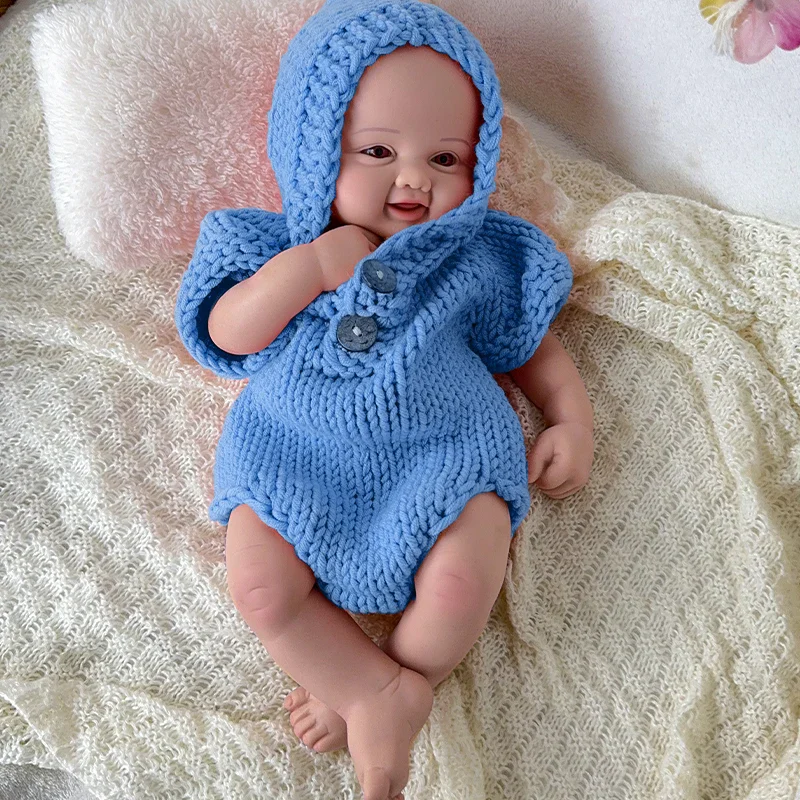 Reborn-Babypuppe im blauen Strickoutfit – bezauberndes Lächeln mit offenen Augen Baby-Reborn-Puppe mit realistischer Hautoberfläche, 17,3 Zoll groß, 2,4 kg schwer, trägt einen blauen Strickhoodie.