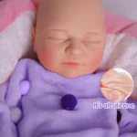 Atgimusi silikoninė lėlė tikroviškam žaidimui ir kolekcijai.