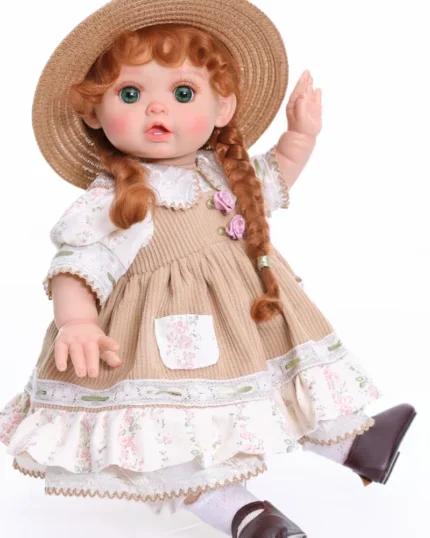 Bambola reborn con abito in stile vintage e cappello a tesa larga, perfetta per collezionisti e appassionati di bambole.
