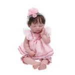Realistische, 50 cm große Reborn-Babypuppe mit handgefertigten Vinyl-Gesichtszügen, perfekt als Weihnachtsgeschenk.